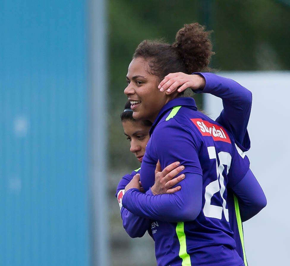 ..målskytt i comebacken efter skadan..<a href="/RoosaAriyo/">Roosa Ariyo</a> här med <a href="/AlexandraVera14/">Alex Vera</a> efter 4-0 målet..