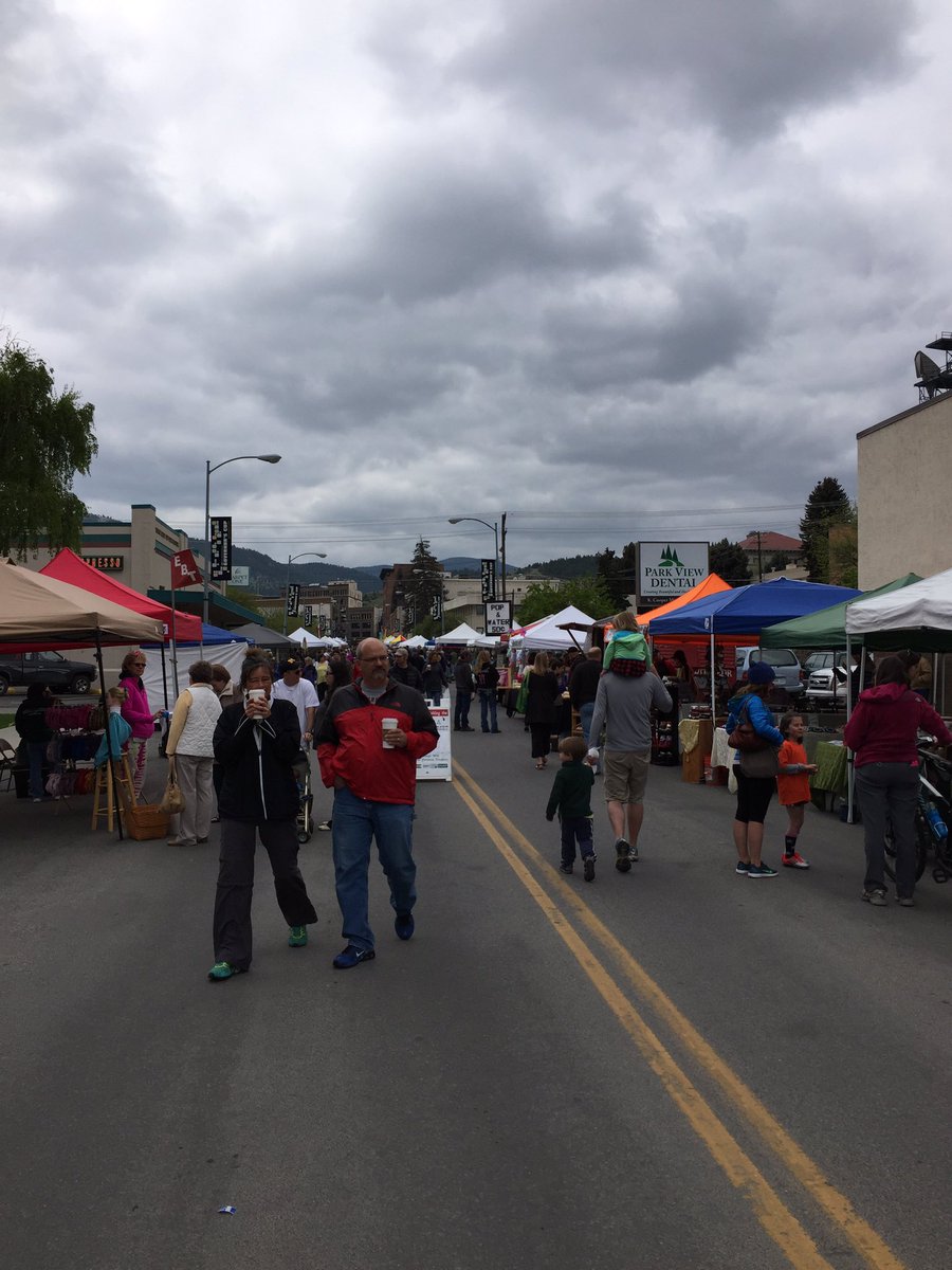 Agrapages's tweet photo. Who doesn't love a #farmersmarket? #farmfreshfood #crafts #fruit #produce #market #agrapages https://t.co/FTOK3kVIzx