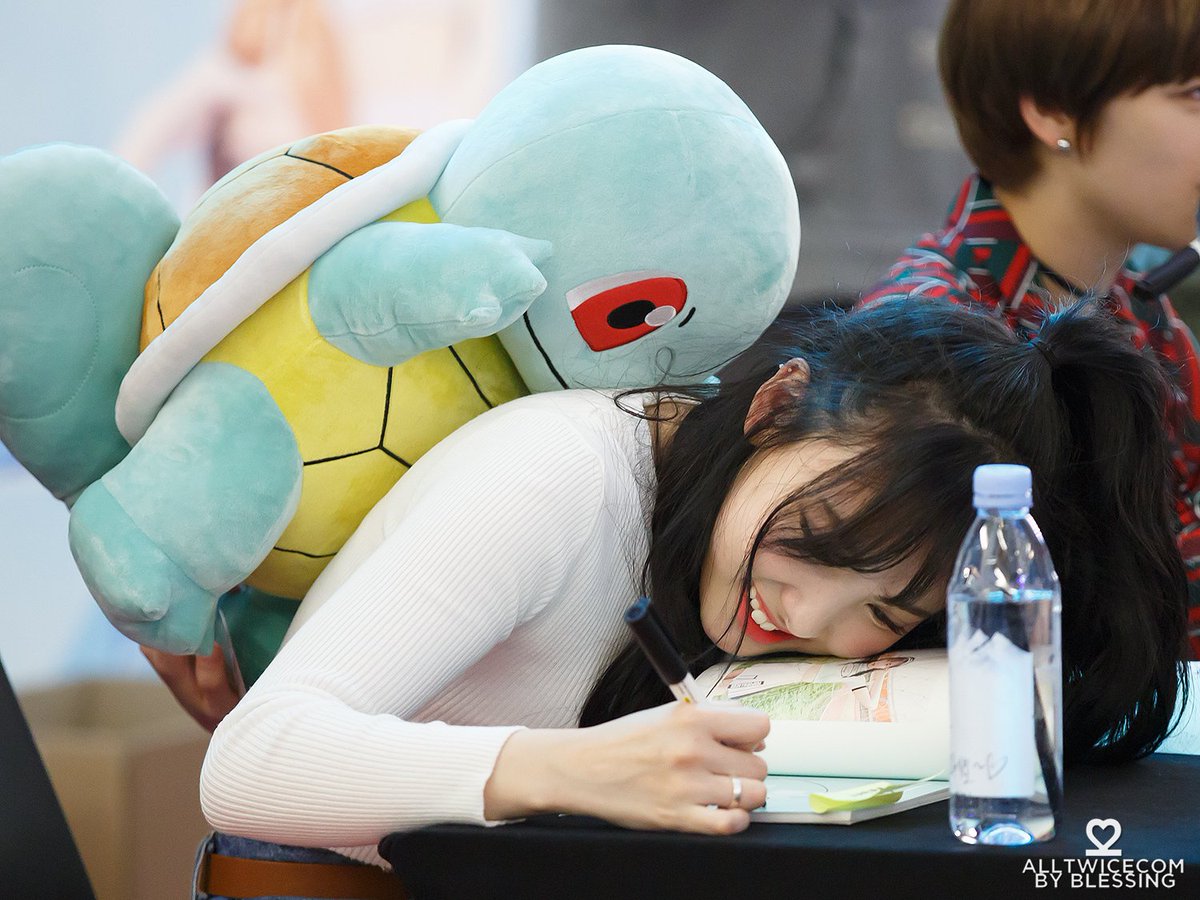 [트와이스] 꼬부기 인형선물이 너무 맘에 들었던 나연 | 인스티즈