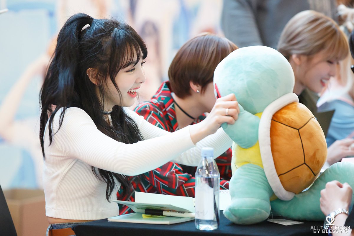 [트와이스] 꼬부기 인형선물이 너무 맘에 들었던 나연 | 인스티즈