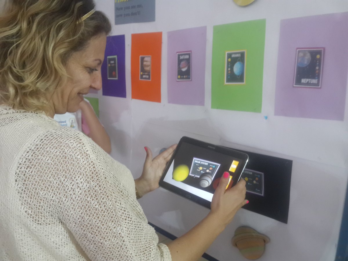 Now you see me, now you don't!
Experiencing the world of #AugmentedReality @DawhaHighSchool #stemfestival