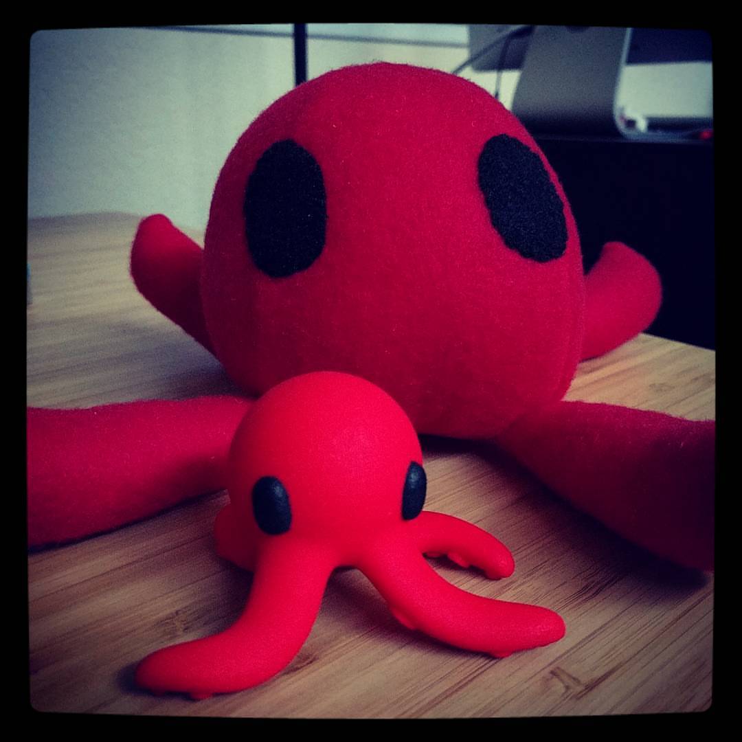 quadropodgame's tweet photo. The Tiny plushie now has an even tinier friend! This figure from @shapeways is perfect! https://t.co/yNAjzzqCGI