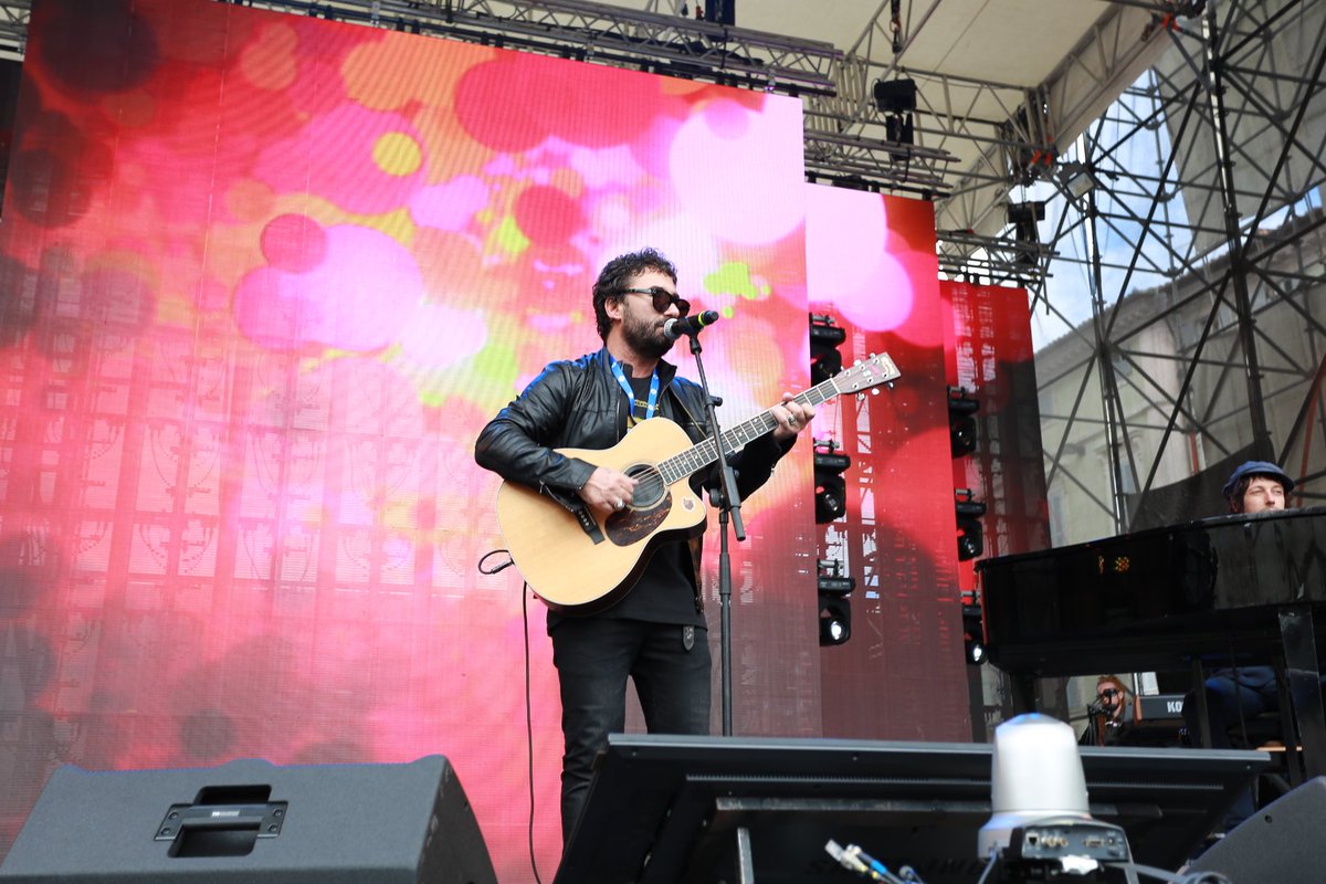 RadioSubasio's tweet photo. @Tiromancino sul palco di #uncompleannospettacolare!!#40anni #radiosubasio https://t.co/r9p3vm6DDP