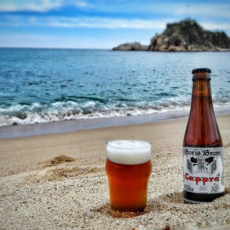 CervezasArriaca's tweet photo. No es el Jordán, pero las aguas de la #costaBrava bien valen para un bautizo. El de #Cappra #BorisBrew. #craftbeer https://t.co/OhS6fdW63c