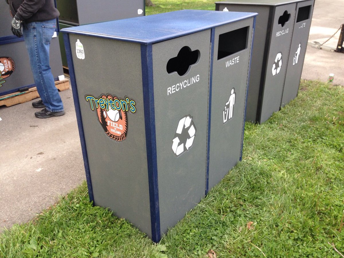 TreysField's tweet image. 🎶 who took the trash out???🎶 Look at the AMAZING new trash cans at Treytons Field of Dreams!!!!!!!
