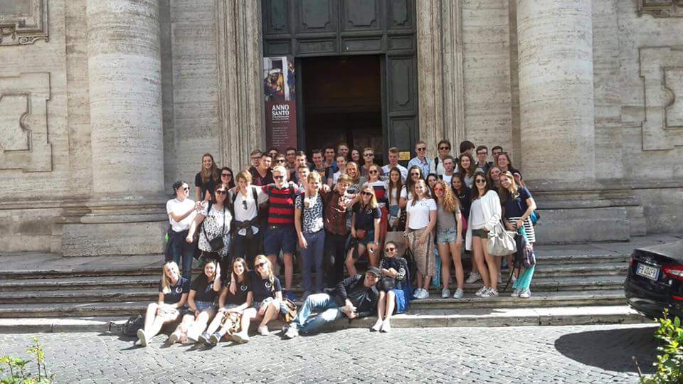 gym_oelbert's tweet photo. 50 leerlingen van @gym_oelbert genieten in Rome . #oelbert https://t.co/QUL38fLRii