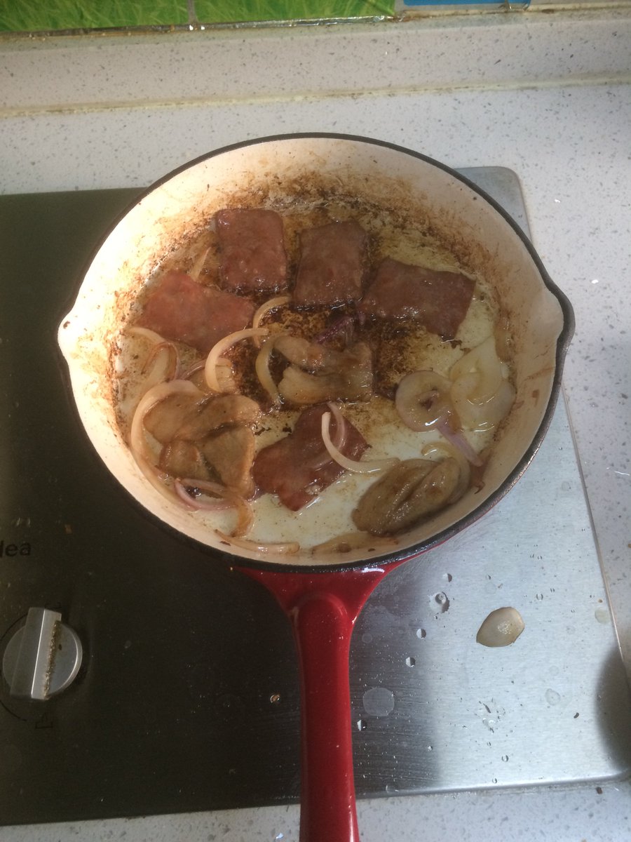 ecooker1's tweet photo. Cooking with enamel cast iron fry pan--Chinese style , 

Remark:if somebody want to get the secret recipe, call me https://t.co/vC5xfmnnIL