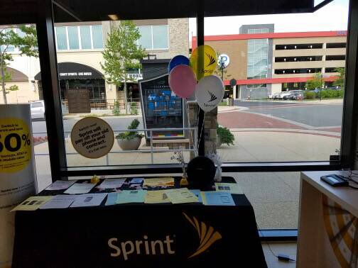 OneLoudounAD's tweet photo. Stop in One L today &amp; take advantage of all the awesome promos! HAPPY SATURDAY!! ☺️ @AdcommDigitelHQ @dan_westfall https://t.co/77LiZyG0bw