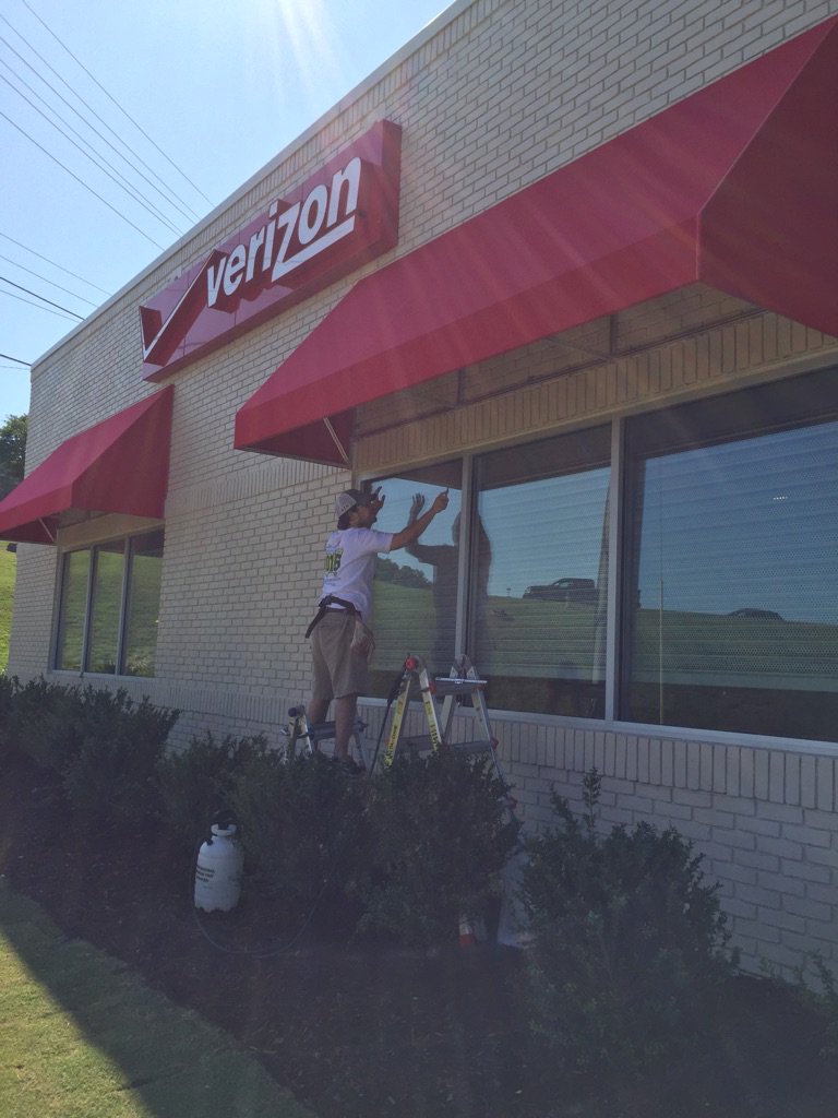 TintAlabama's tweet photo. @3MWindowFilmUSA Prestige 70 exterior install at the new Verizon store in Inverness,AL on a beautiful Saturday https://t.co/iuC9S9gIz8