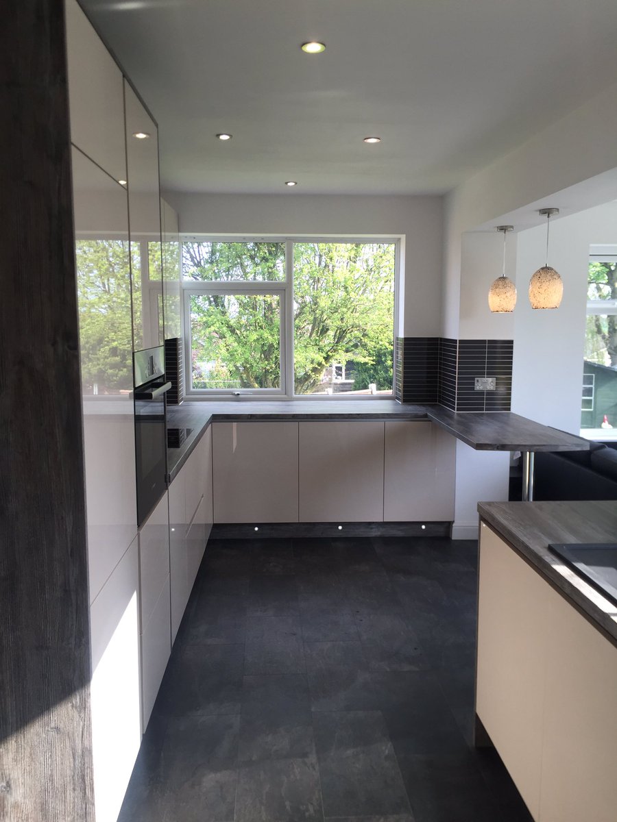 HowarthSage's tweet photo. #GermanStyle #JacksonPine #HighGloss #Bosch 
Stunning finish to the kitchen extension project #AllTrades https://t.co/wfrulCZNIA