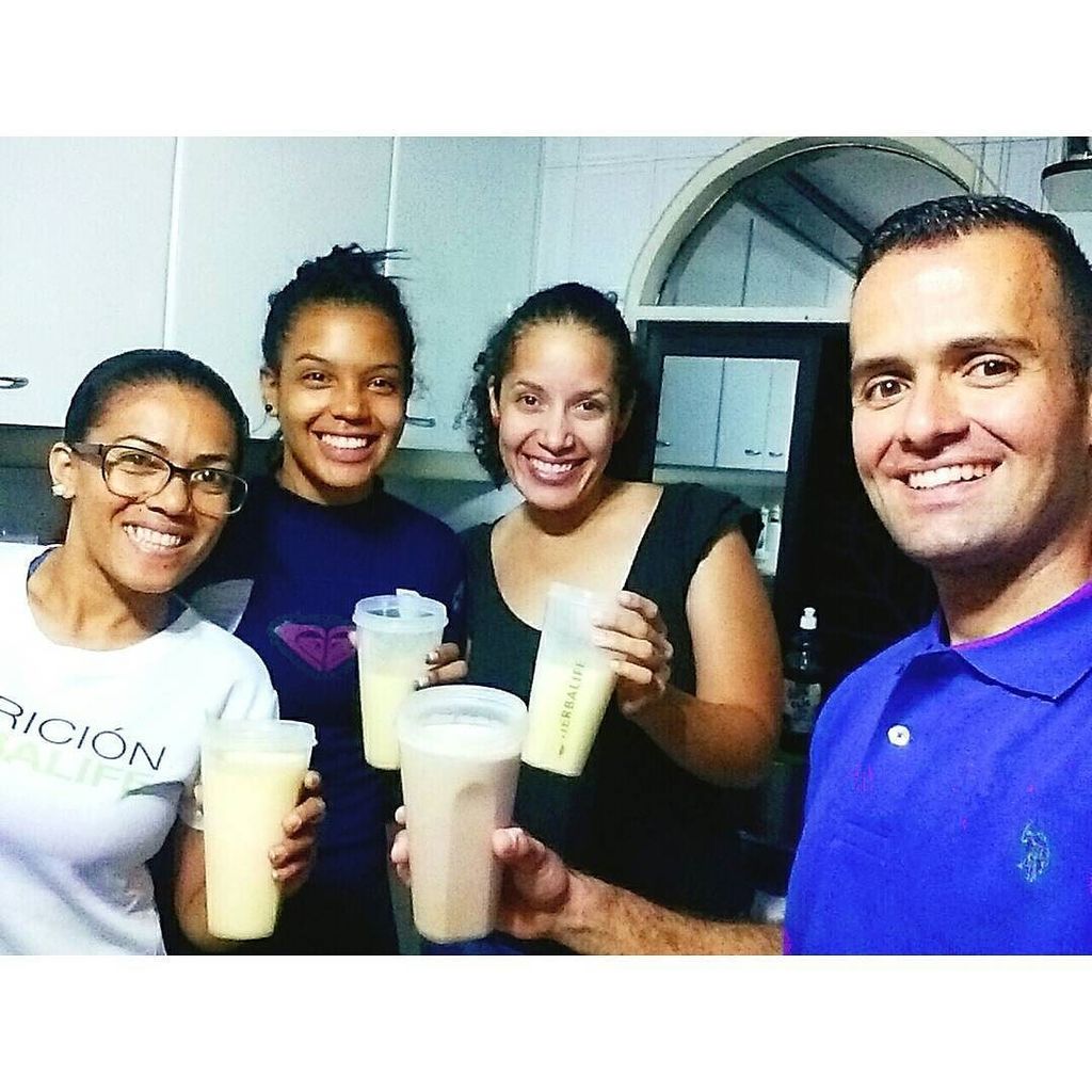 Enrqqmartine's tweet photo. Tomar batido Fórmula 1 Herbalife es lo máximo pero hacerlo con tus amigos no tiene comparación. Salud!! #EstiloDeVi… https://t.co/IFOaETNEG0
