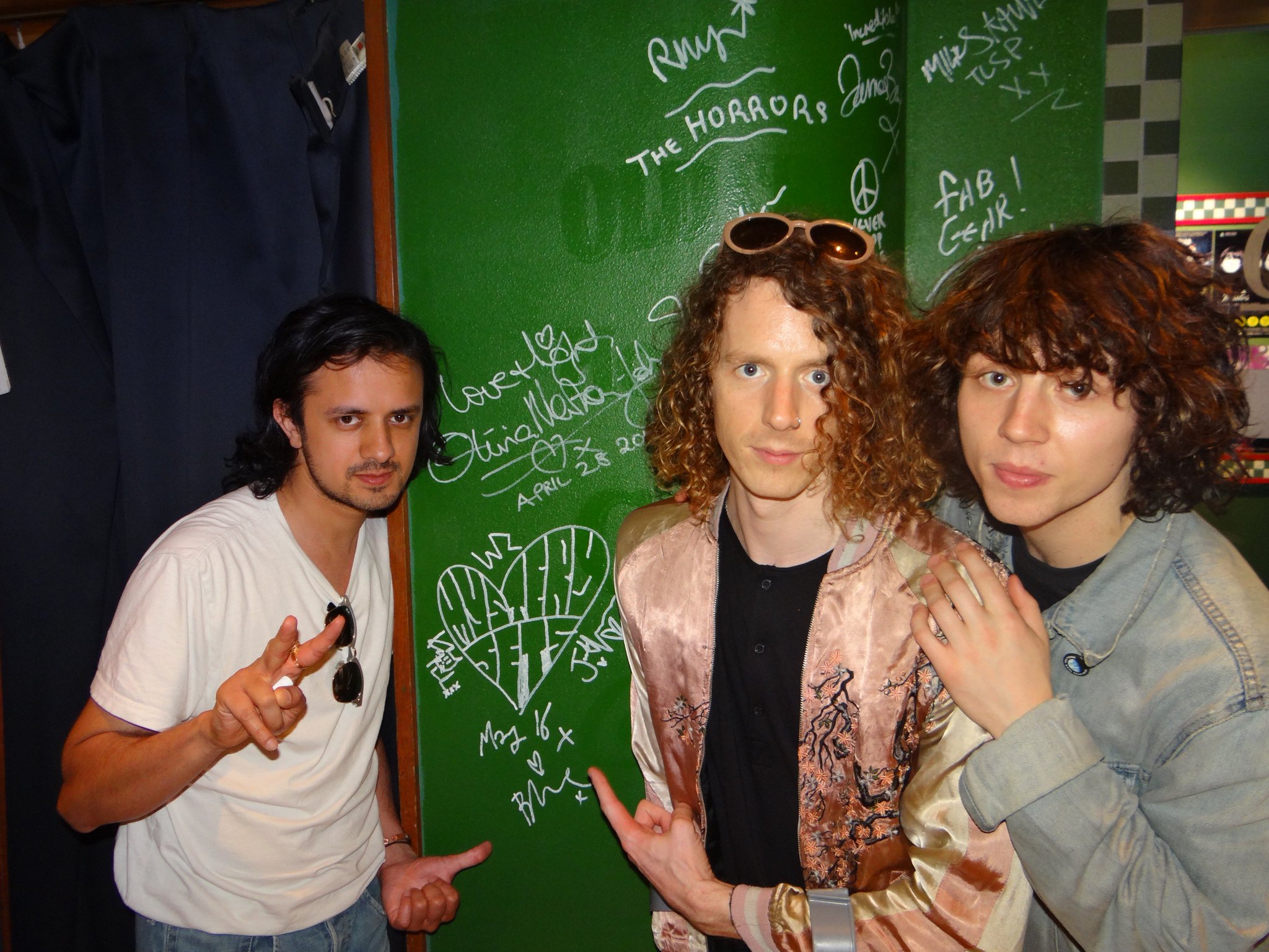 アビーロード 六本木 今日は イギリスのバンドmystery Jets ミステリージェッツ がご来店 昨日のライブ観にいきましたが 素晴らしいライブでした パロッツと一枚 壁にサインを頂いたので チェックしてみてくださいね Mysteryjets
