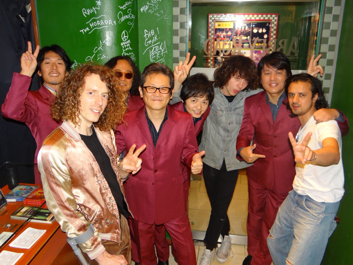 アビーロード 六本木 今日は イギリスのバンドmystery Jets ミステリージェッツ がご来店 昨日のライブ観にいきましたが 素晴らしいライブでした パロッツと一枚 壁にサインを頂いたので チェックしてみてくださいね Mysteryjets