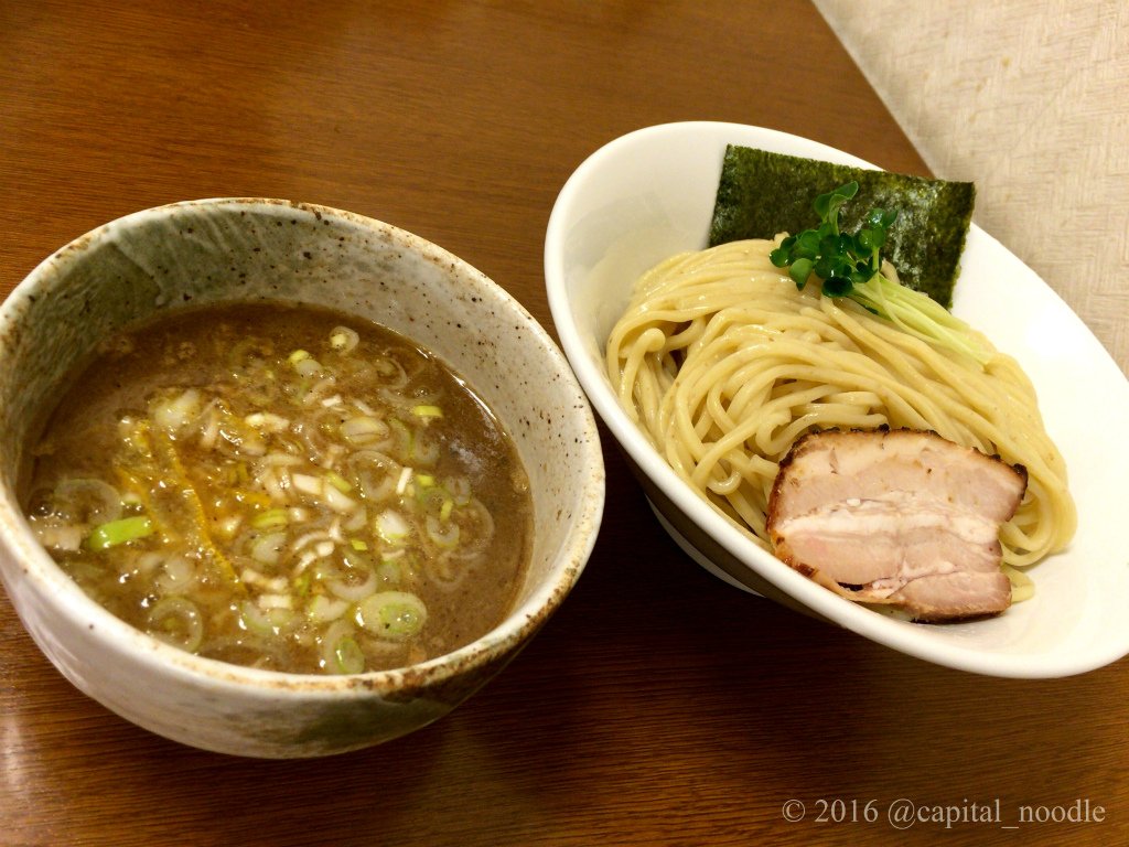 capital_noodle's tweet photo. 【麺処 有彩】(埼玉･西川口)
豚骨鶏魚介つけめん(¥750、中盛同額)は、濃厚かつ醤油のエッジの効いたつけダレに程よい太さの自家製麺を纏わせることによって、オーソドックスであり過度に気張らない実直な味わいの一品に仕上がる。https://t.co/JbfgikKJBs