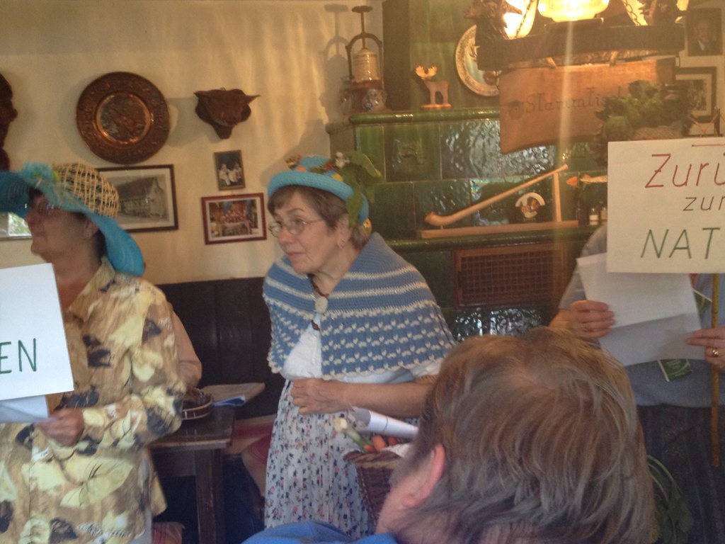 anjabl's tweet photo. Die Ortsvorsteherin hat heut nachmittag Spass gehabt beim Frühlingskaffee des Ortsvereins des VDK #Rippenweier #Oflo https://t.co/05dYeGI8l4
