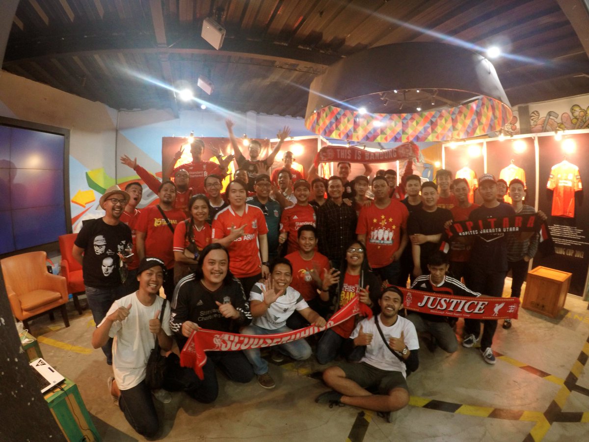 CintaLayarKaca's tweet photo. Day 1
Epic moment 😘
"saguru saelmu kedah akur"
- From Bandung Love LFC Exhibition 2016 - https://t.co/D1XIWHexkY