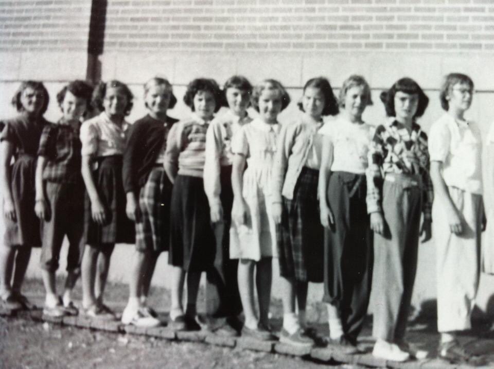 EstonCentennial's tweet photo. Grade 6 class. 1953-54.  Recognize Anyone? https://t.co/ZnhZM4Ja1x
