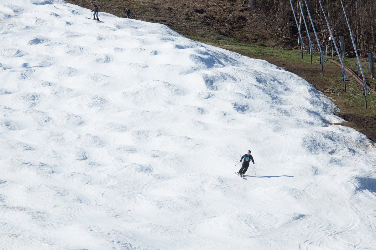 KillingtonMtn's tweet photo. Sunny Saturday bashing with Sunday snow incoming. #beast365 #nooffseason https://t.co/mpN1P35Db3