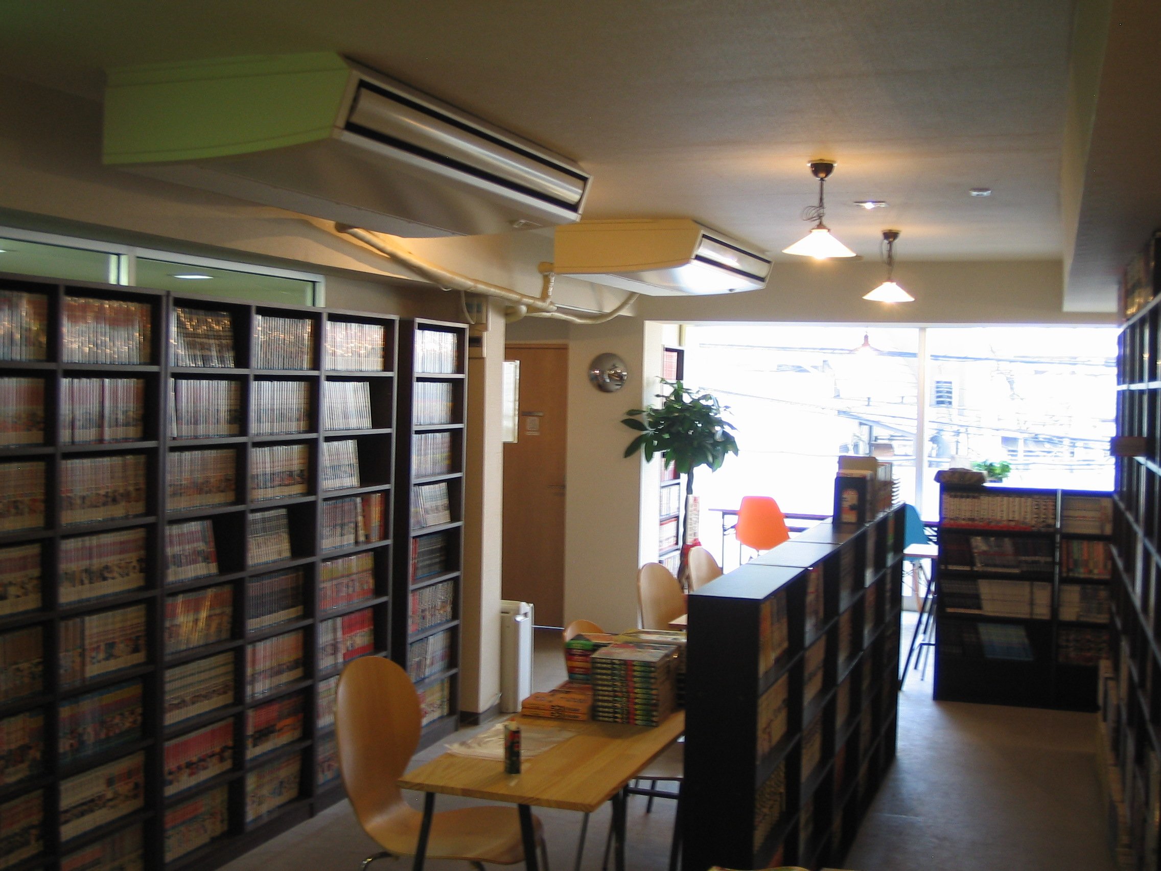 漫画喫茶100 笹塚10号通り商店街にある漫画喫茶100円の開店昼12時ごろの店内です 漫画喫茶100円 漫画喫茶 笹塚 幡ヶ谷 初台 下北沢 渋谷 新宿 漫画 観葉植物 T Co 5kpgf2ywaz Twitter