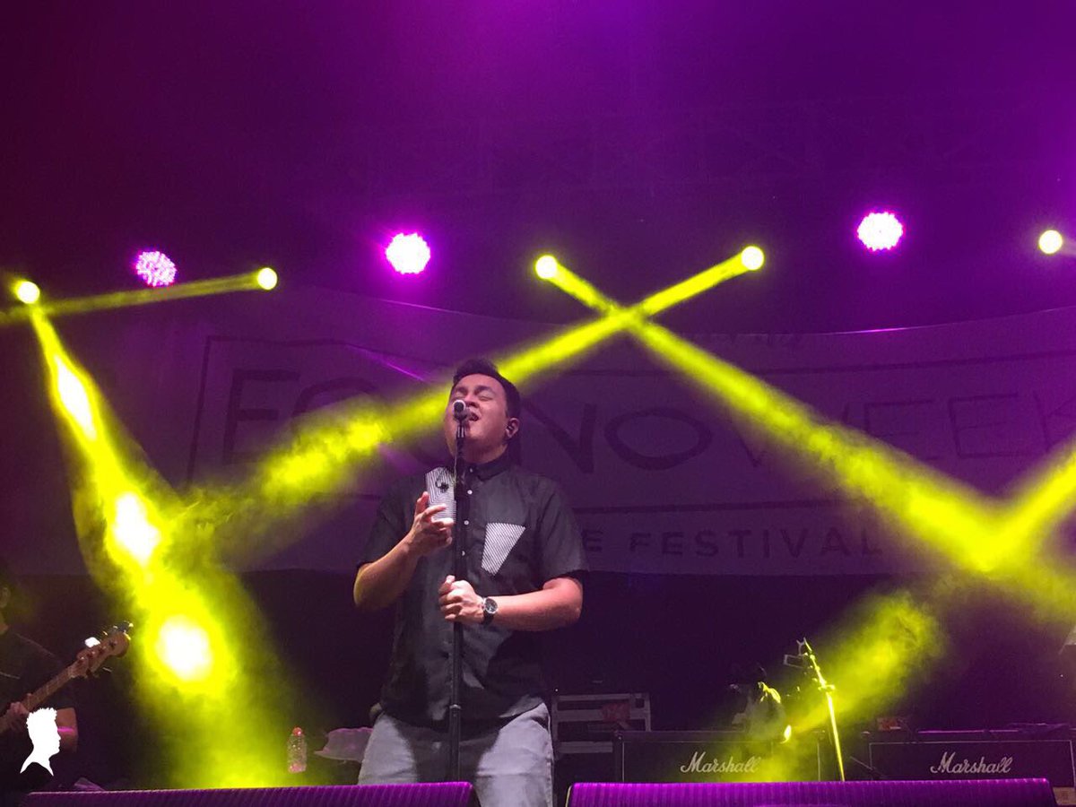musiktulus's tweet photo. TULUS membawakan "Teman Hidup" sebagai lagu kelima malam ini di #Econoweeks2016 di Plaza Barat Senayan, Jakarta. https://t.co/WdWAxObpF4