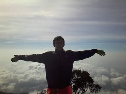 RADSFIVE's tweet photo. @infopendaki mt cikuray . terjal abis 
Pas turun ujan batu es di pemancar 
#november2015 https://t.co/OyXzM5AEEc