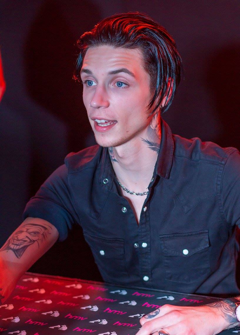 hmvtweets's tweet photo. Big thanks to @andyblack for meeting fans &amp; signing #TheShadowSide @hmv363OxStreet! Pics > https://t.co/viNZP2zTSz https://t.co/XLiF5uG0dl