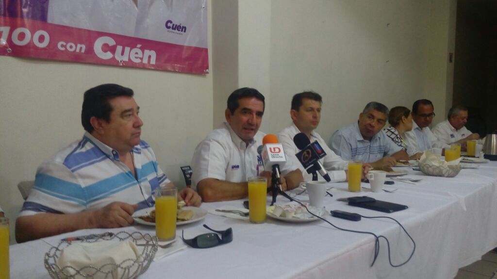 Danciluna's tweet photo. Encuentro de @melesiocuen con miembros de la Asociación se Periodistas de Sinaloa.. @marcocesarojeda @Noticierista https://t.co/2LexHrsEeM