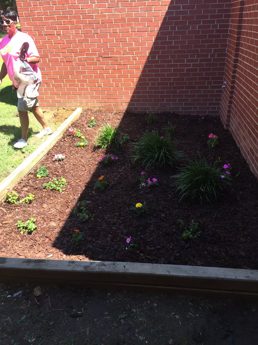 GHS_RedDevils's tweet photo. The Gammas corner looks beautiful! #GHSCampusCleanUp https://t.co/xeLNeKWPfn