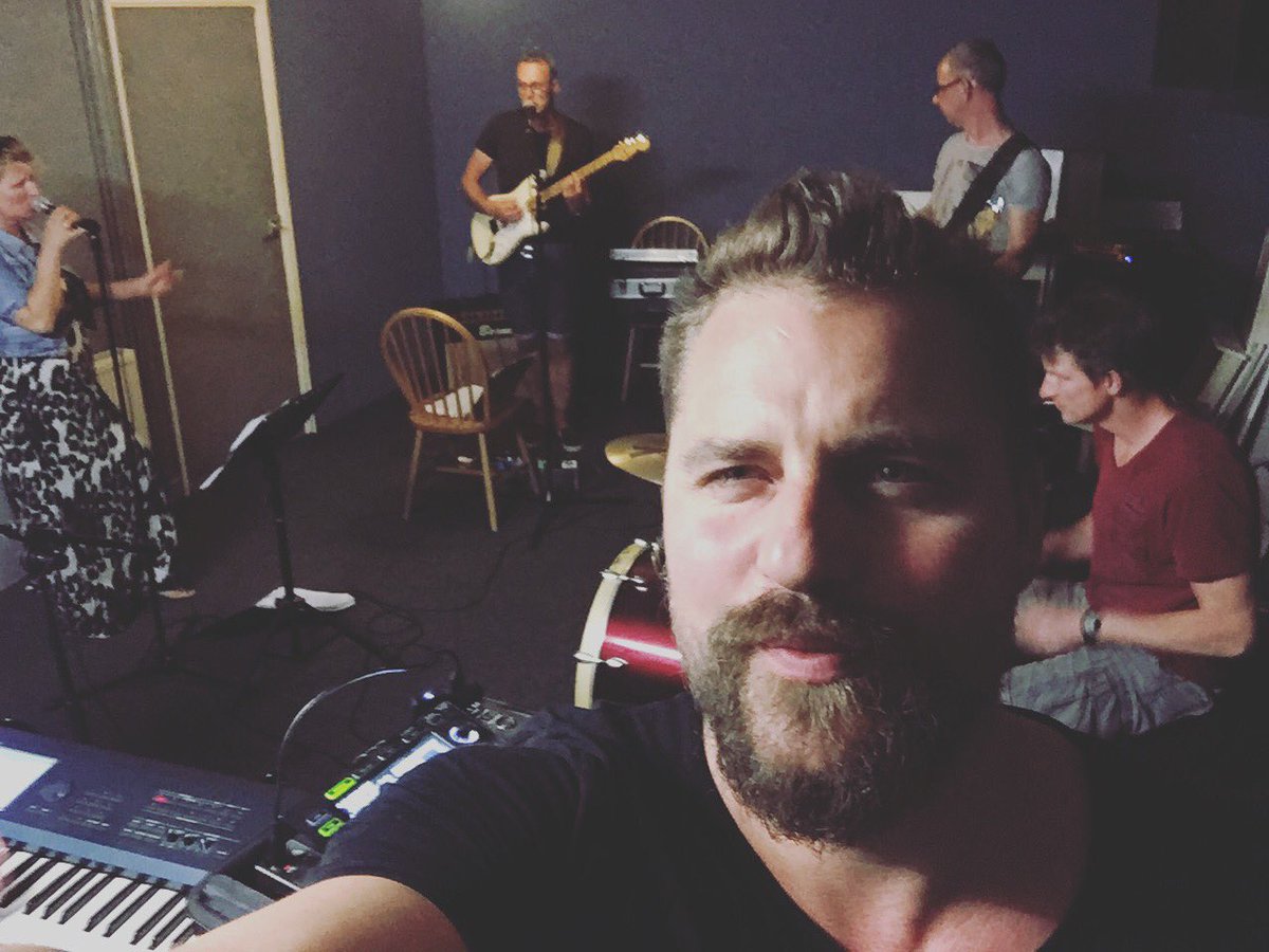 Nog maar 1 weekje te gaan en druk bezig in de studio voor onze nieuwe mash-ups. Komt dat zien! 21 mei <a href="/NeushoornLwd/">Neushoorn</a>