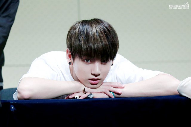 stitch_pololo's tweet photo. วินาทีที่ได้สบตากับไอดอล เกือบลืมหายใจ

คนสุดท้าย จองกุก BTS 
cr.on pic https://t.co/BhSBw5S5lA