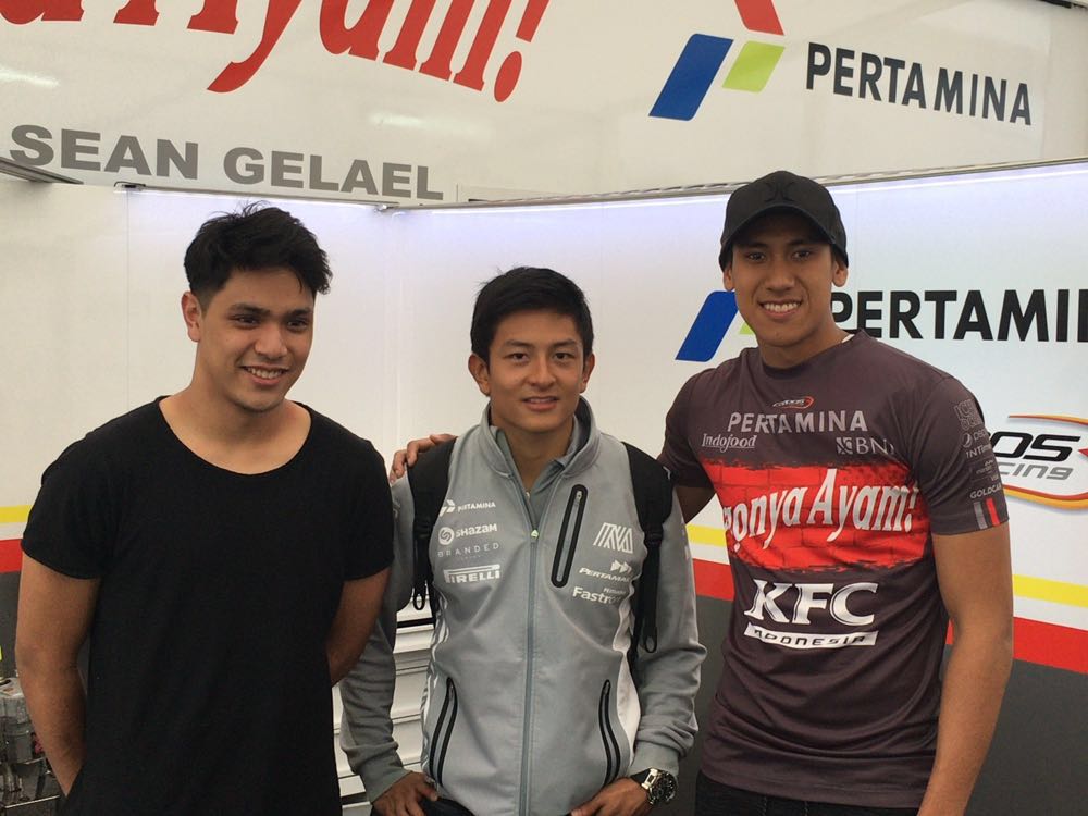 TeamJagonyaAyam's tweet photo. Tiga pebalap, satu tujuan. Untukmu Indonesia #BanggaIndonesia https://t.co/1uzH3o2zQY