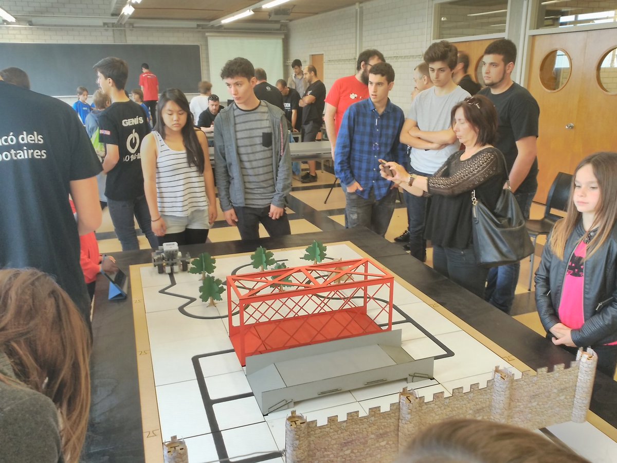 e_x_plorium's tweet photo. Tech Garden del c Jardí, entrenat per @e_x_plorium , campions de la RoboCat16 a la fase de Girona!!! #robocatgi https://t.co/8Wm1Hfk7GY