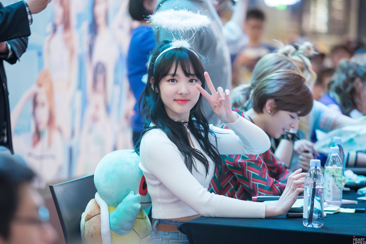 [트와이스] 꼬부기 인형선물이 너무 맘에 들었던 나연 | 인스티즈