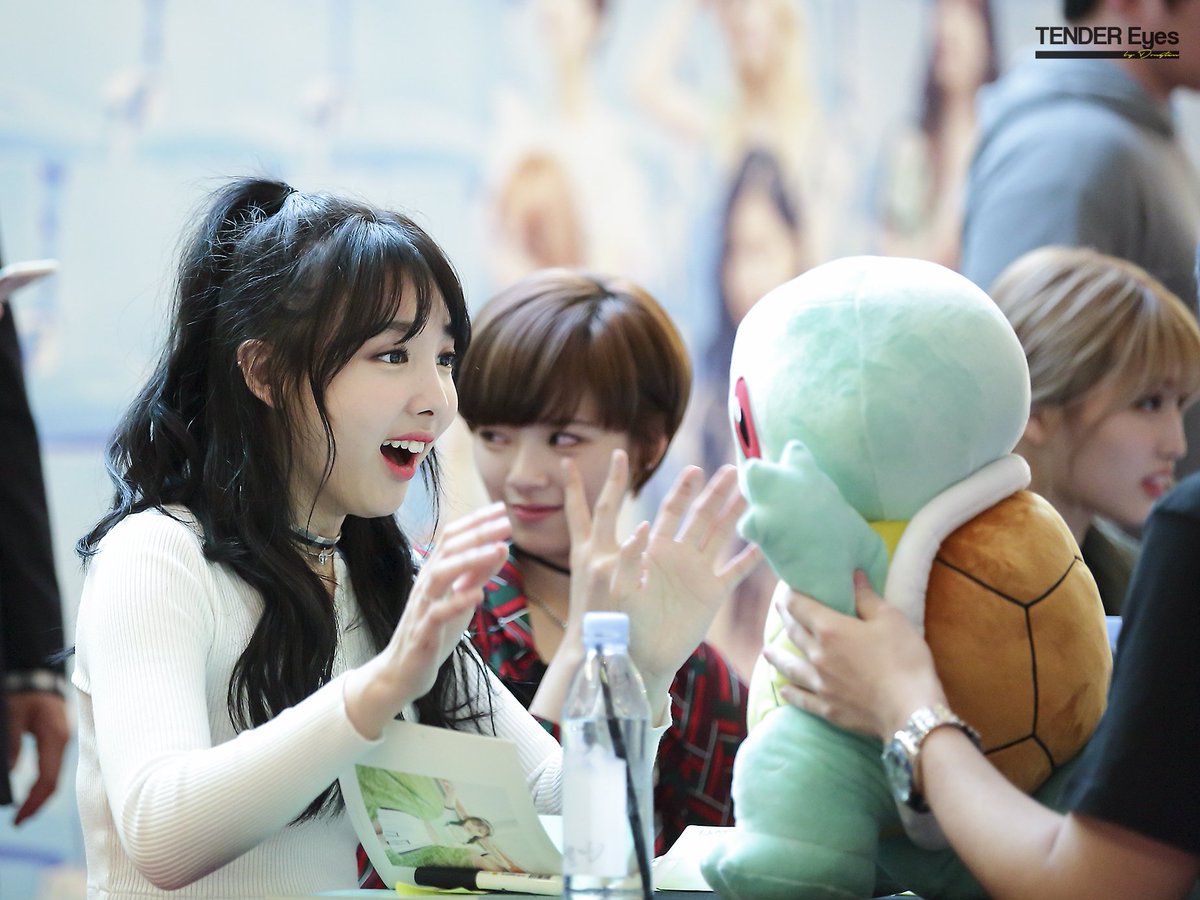 [트와이스] 꼬부기 인형선물이 너무 맘에 들었던 나연 | 인스티즈