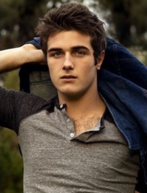 NotmariaaQuotes's tweet photo. So in love. @Beau_Mirchoff 😍 https://t.co/2fUQHqmy8V