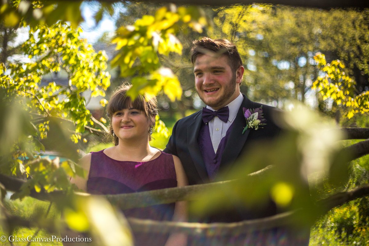 GlassCanvasPro's tweet photo. Heather and Danny in Leaves #springtime #prompicture #prom #portraitphotography #whatacutecouple https://t.co/XGpv8EYebR