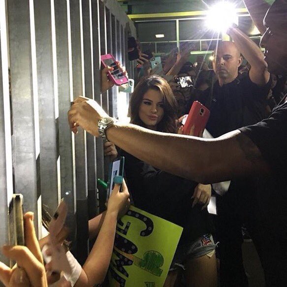 lindynextdoor's tweet photo. SELENA'S BODY GUARDS ARE HOLDING FLASHLIGHTS SO FANS GET GOOD SELFIE LIGHTING WHEN WILL YOUR FAVS BODY GUARDS EVER https://t.co/82rToWiYlc