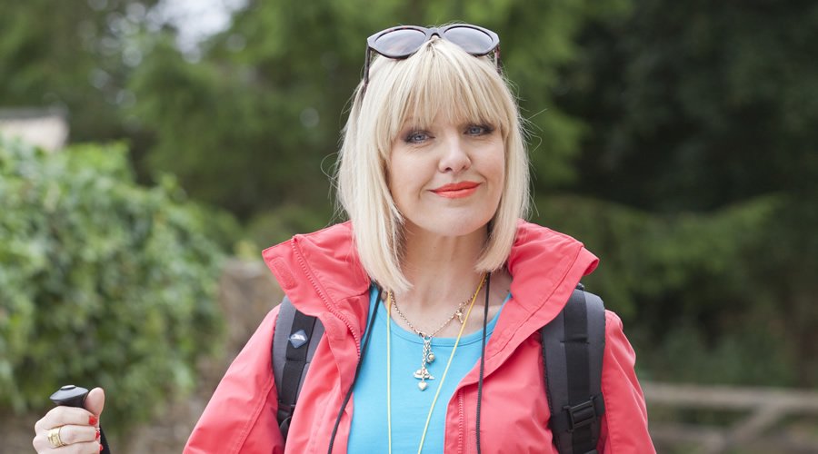 Agatha Raisin épisode 2, The Walkers of Dembley Cibk3fWWEAA_-SM