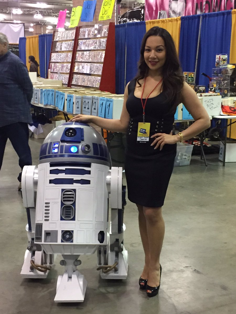 spearthecomic's tweet photo. Our creator @Maria_Soccor with #R2D2 @spearthecomic Our H6 and H7 @DoACBC  #doacbc16 #acbc16 #spear #spearthecomic https://t.co/Vy645e2gM5