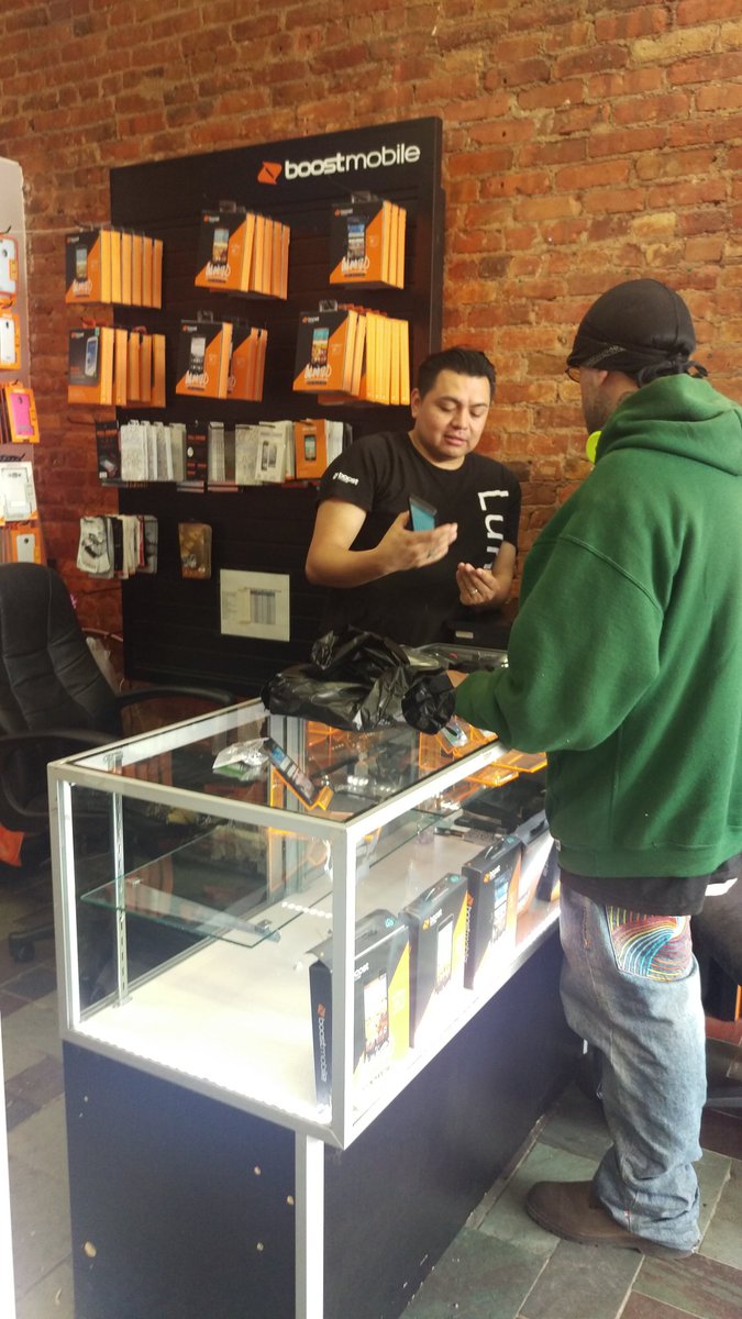 Boost_TonyP's tweet image. #SettingItOffSaturday  @UnlimitYourself 
Event bring in customers #RobInAction  @Sprint4NYC #BKStrong