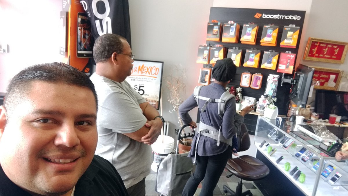 Boost_TonyP's tweet image. #SettingItOffSaturday  @UnlimitYourself 
Event bring in customers #RobInAction  @Sprint4NYC #BKStrong