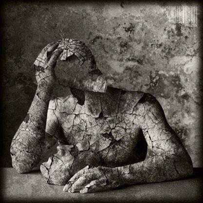 الاسلحة تدمر البيوت والممتلكات ولكن الانسان يعيد بنائها ولكن الافكار اذا دمرت الانسان كيف يمكن ان نبنيه؟