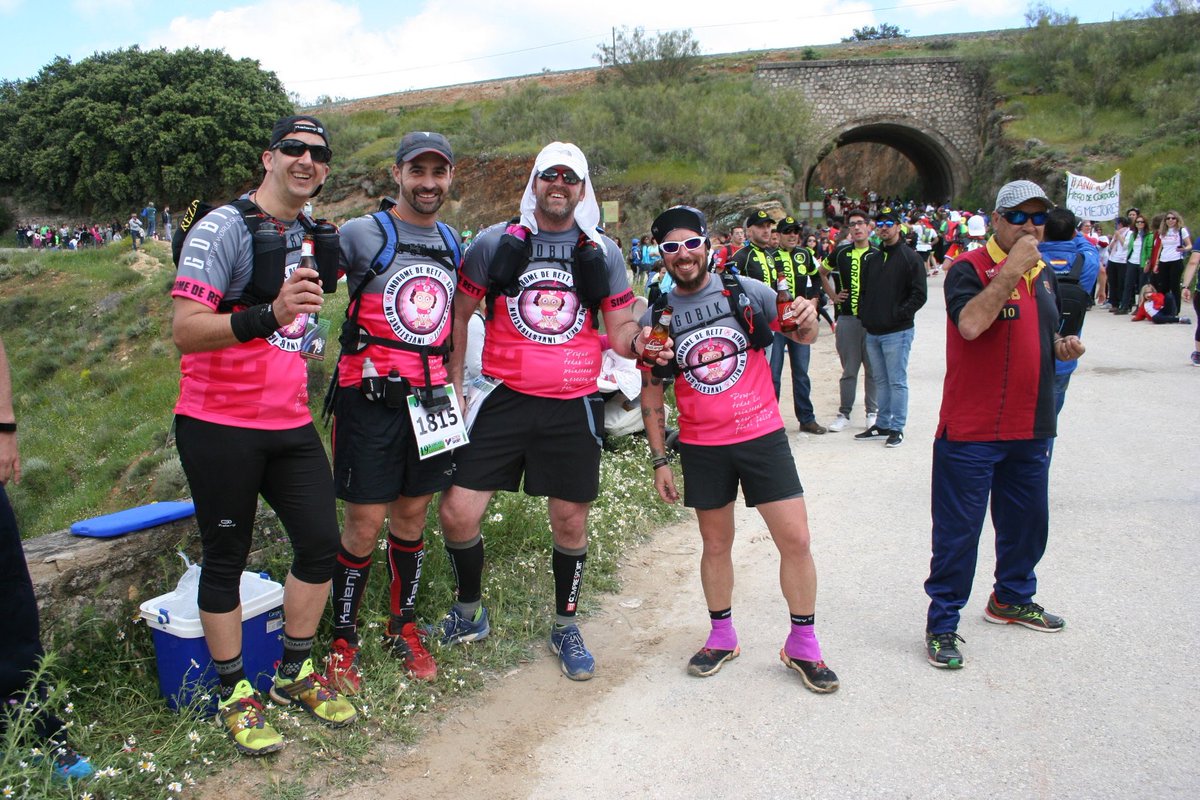 RunnersBeerMala's tweet photo. En el km 15 Puente de la Ventilla dándoles un poco de avituallamiento. https://t.co/pn4DIS3x7V