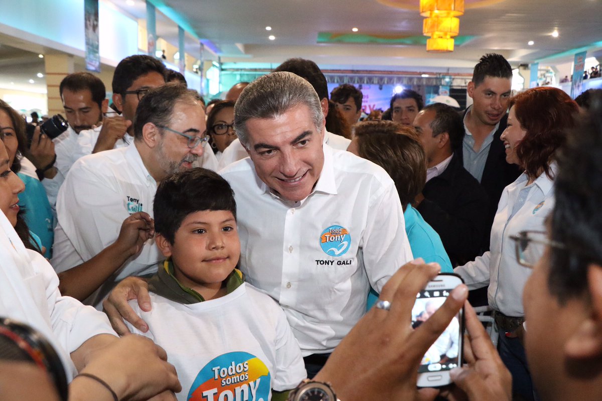 TonyGali's tweet photo. Mi reconocimiento a l@s maestr@s de Puebla, con su entrega y compromiso seguimos avanzando. #DíaDelMaestro https://t.co/oy1Bsf79UU
