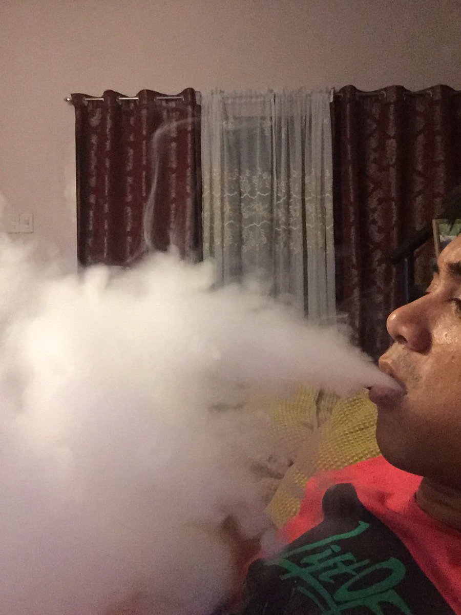 sparky0316's tweet photo. Cloud inside the house. 😉🤘👍👊👊👊 #vapeon #vapelife #cloudinsidethehouse #vaperocks https://t.co/w8G5uP9bVp