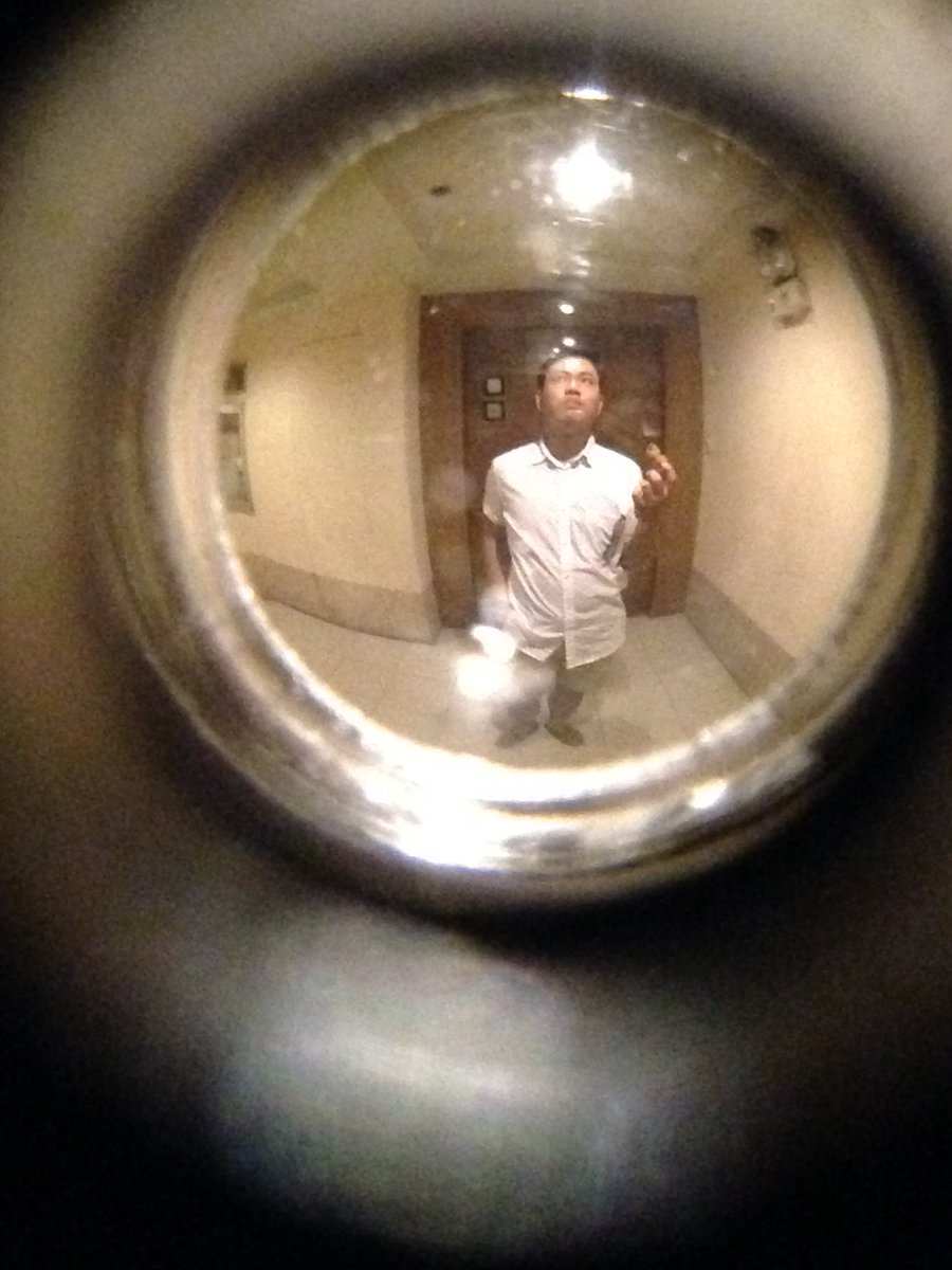 jagerMAAAEster's tweet photo. improvised fish eye haha #peekhole 😂 https://t.co/TRqtXWvilh