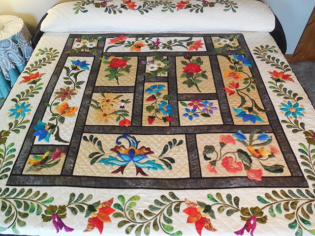 Quilt For Sale amishcountrylanes.com/Pages/hs7403.s… #inthegarden #garden #flower #quilt #amish #handmade #deloresyoder