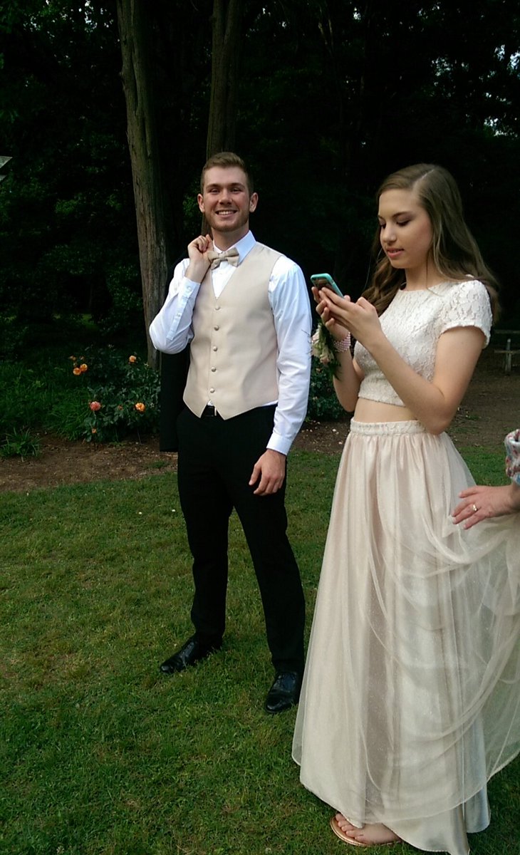 theKatb_'s tweet image. I'm too young for my children to be going to prom, help. #totallynotcrying