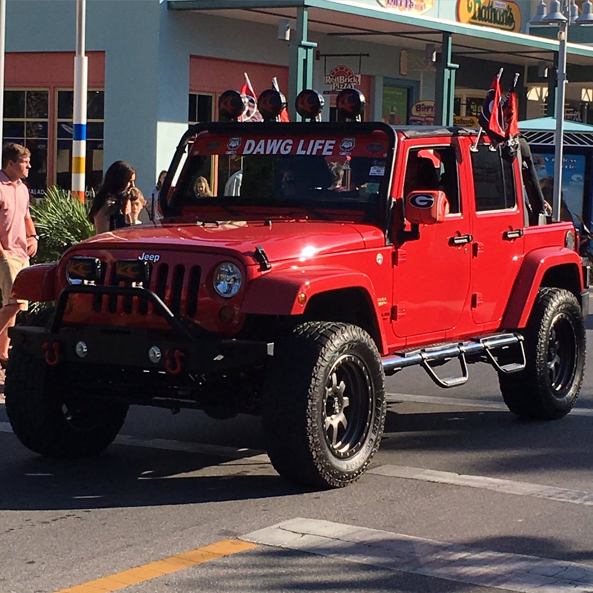 A jeep after my own heart. ❤️🐾🐶🏈 <a href="/jeepbeachjam/">Jeep Beach Jam</a> Go Dawgs!!