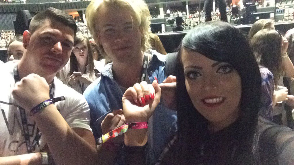 NikkiSuperchick's tweet photo. @ChrisBourne Thanks for the photo tonight! Lovely to meet you! 😁❤️  #PIGSCANFLY #Busted https://t.co/Gc2Cv6haa9